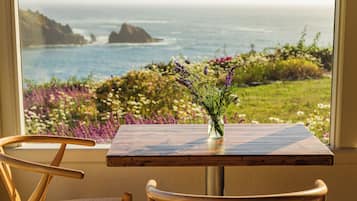 Se sirven desayunos y cenas; cocina californiana; con vista al mar