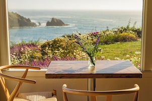 Breakfast, dinner served; Californian cuisine, ocean views