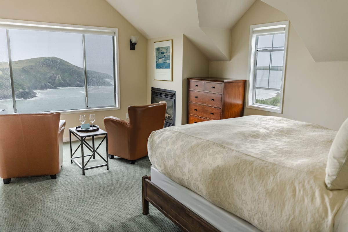 Kamer, 1 queensize bed, uitzicht op zee | Luxe beddengoed, een strijkplank/strijkijzer, beddengoed