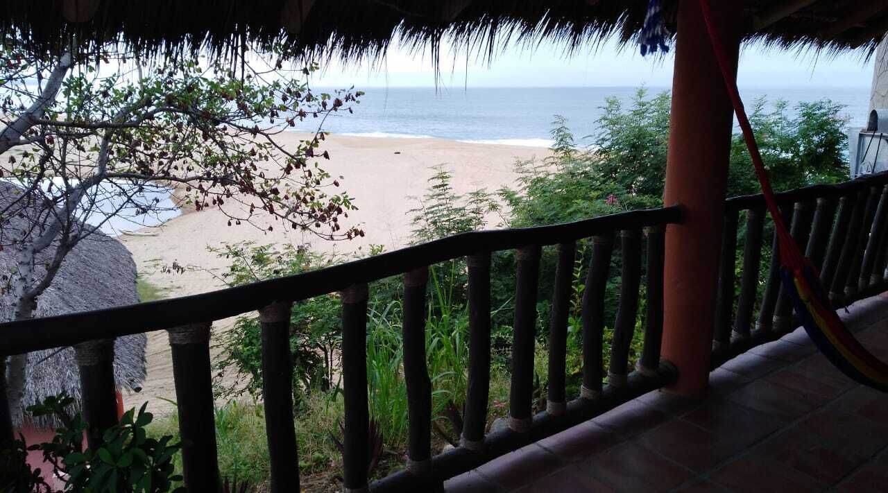 Ein Balkon mit Blick auf Strand und Meer.