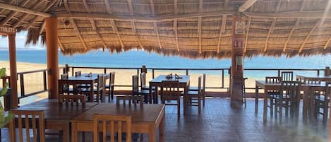 Se sirven desayunos, comidas, cenas y cocina internacional