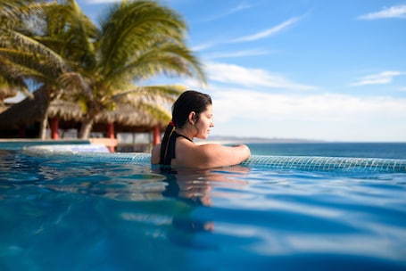 Outdoor pool. Cabañas El Cielito