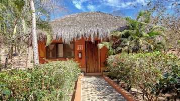 Vista frontal de la propiedad