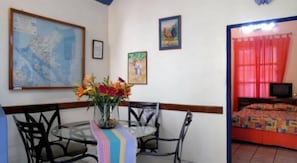 Escritorio, tabla de planchar con plancha, camas extra y wifi gratis