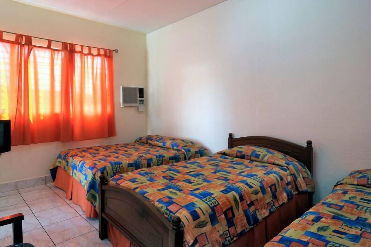 Habitación triple | Escritorio, tabla de planchar con plancha, camas extra y wifi gratis