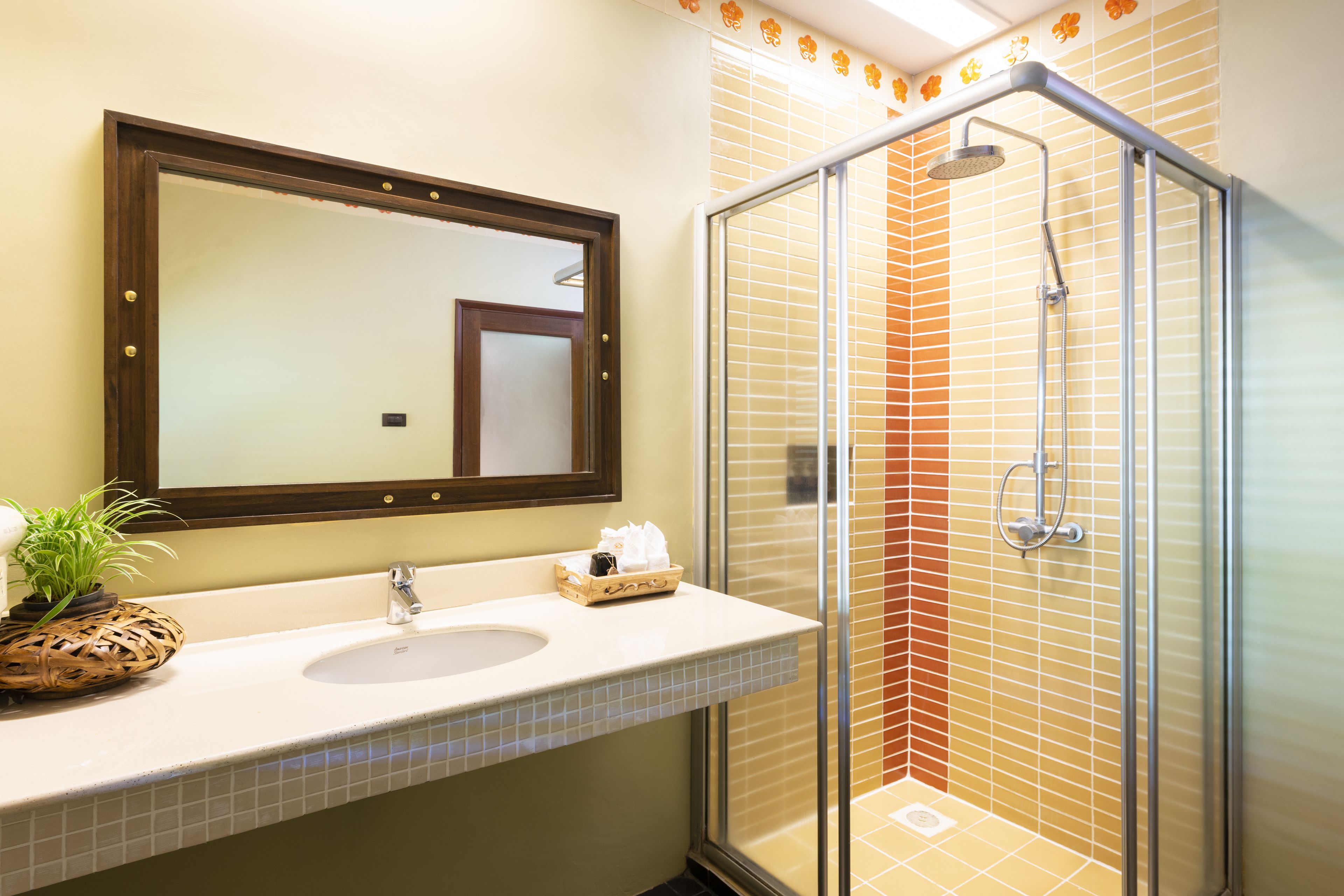 deluxe room | bathroom | shower, free toiletries, towels