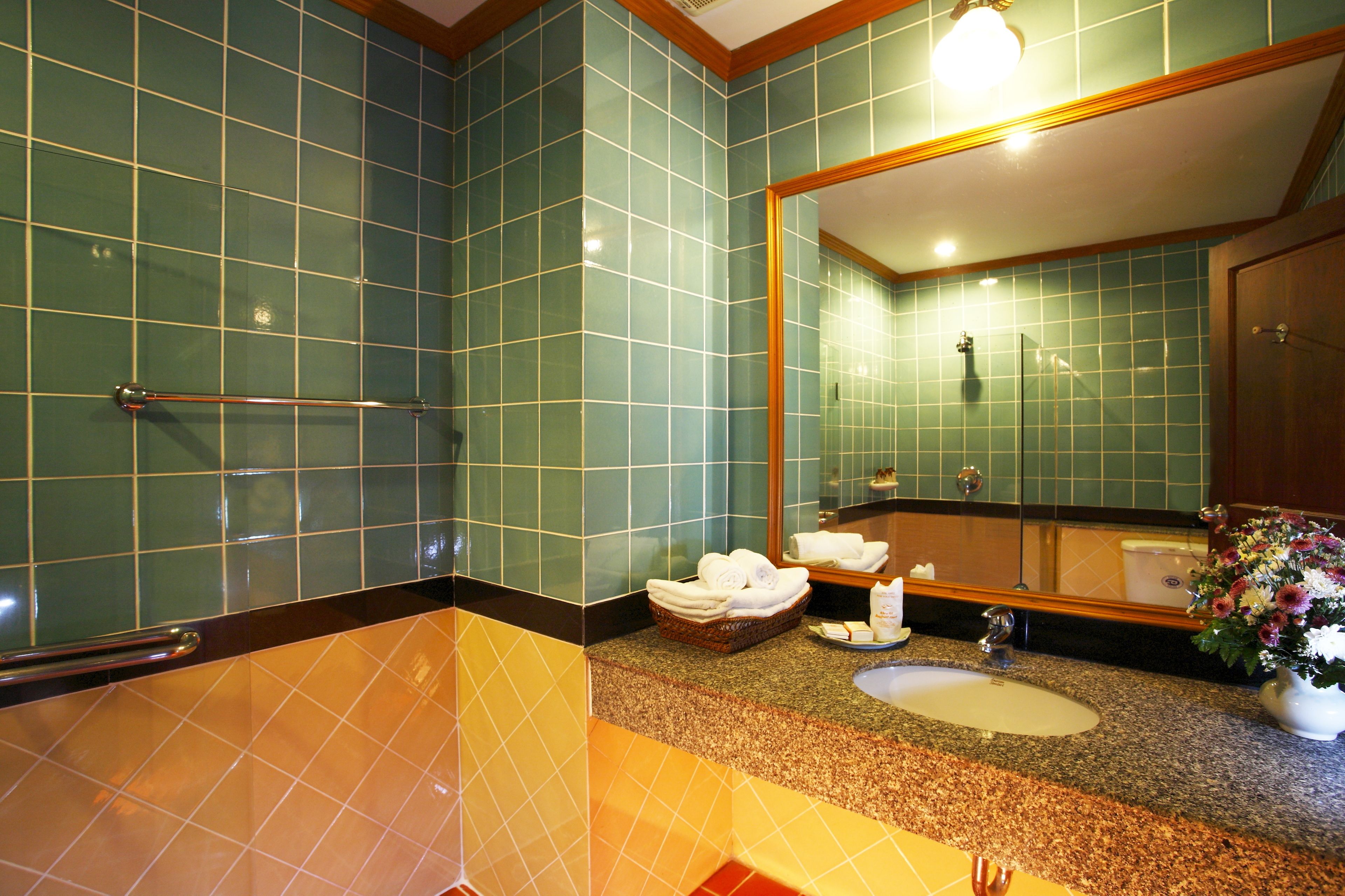 standard room | bathroom | shower, free toiletries, towels