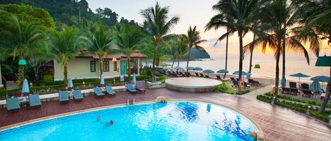 2 piscines extérieures, chaises longues