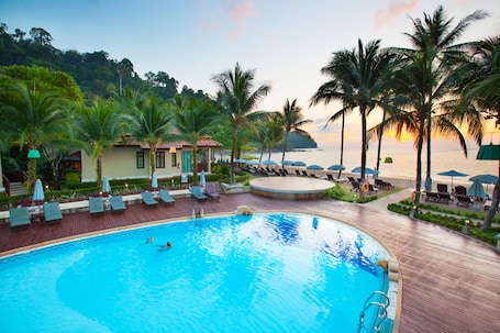 2 outdoor pools, pool loungers. Khaolak Bay Front Resort