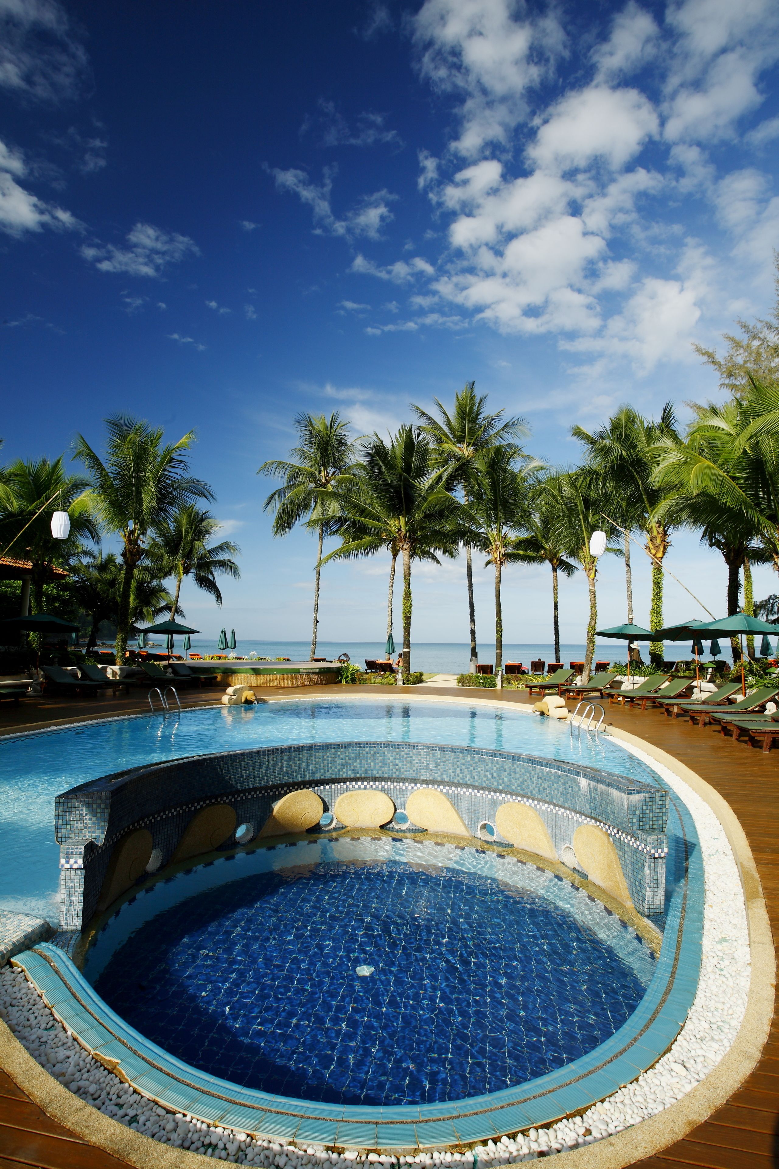 2 outdoor pools, pool loungers