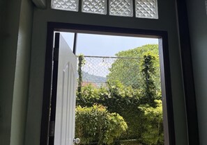 Double room with balcony | Vistas al jardín