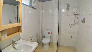 Un baño con lavabo, espejo, inodoro y ducha.