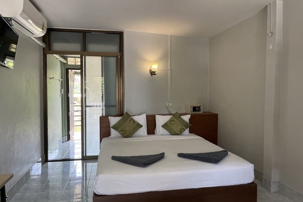 Double room with balcony | In-room safe, desk, WiFi (free), bed sheets