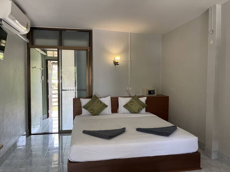 Double room with balcony | In-room safe, desk, free WiFi, bed sheets