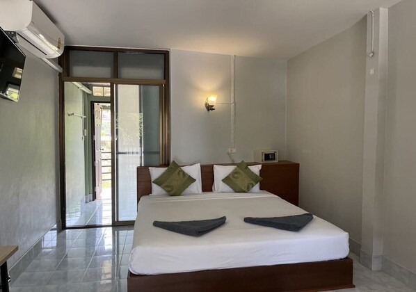 Double room with balcony | Caja fuerte, escritorio, wifi gratis y ropa de cama