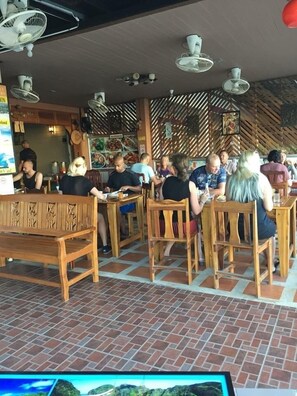 Petit déjeuner buffet (100 THB par personne)