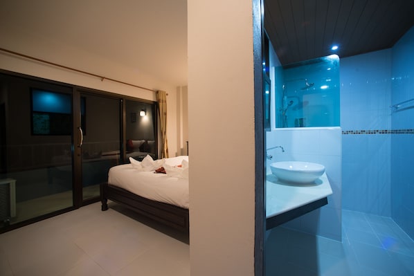 Superior Double Room | Coffre-fort, bureau, accès au Wi-Fi (inclus), literie fournie