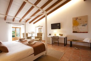 小型客房 | 16 多间卧室、迷你吧、客房内保险箱、办公桌