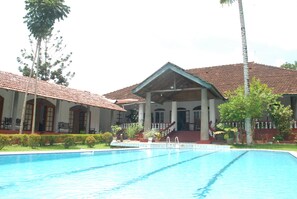 Outdoor pool - The Bungalow at Pantiya Estate (Matugama)