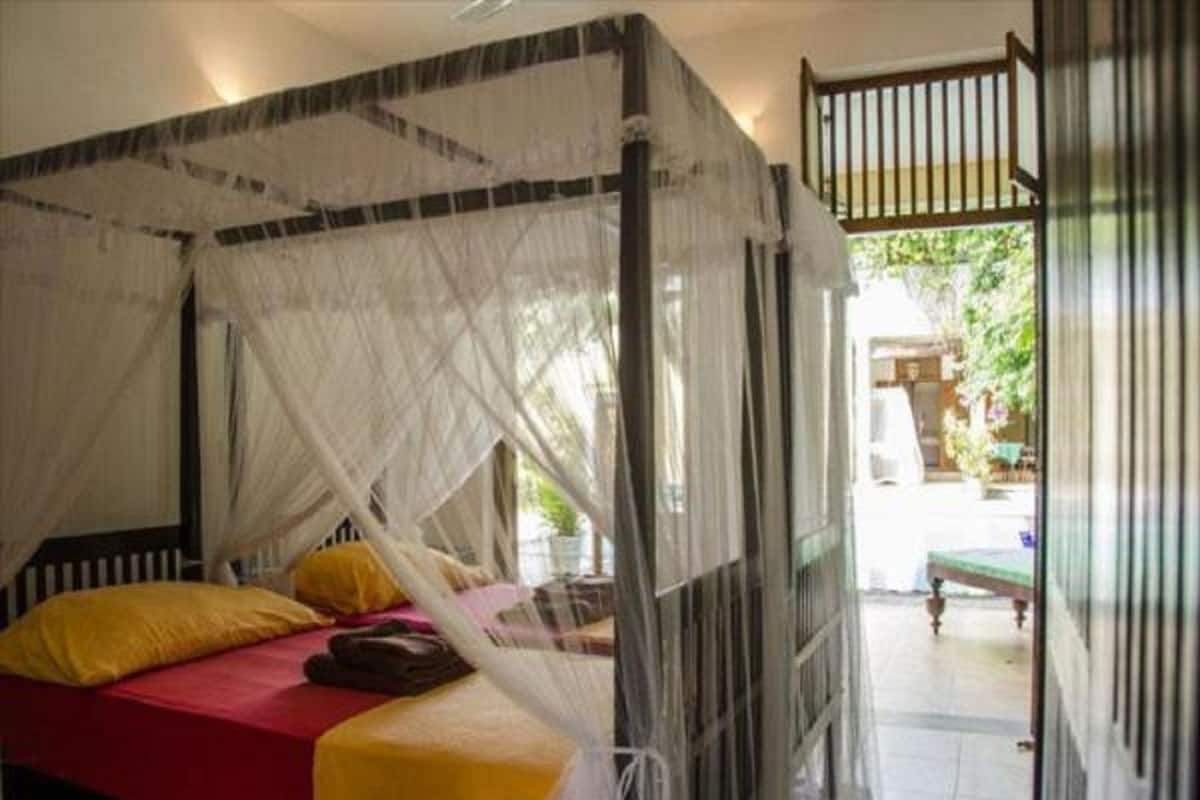 Minibar, caja de seguridad en la habitación y escritorio