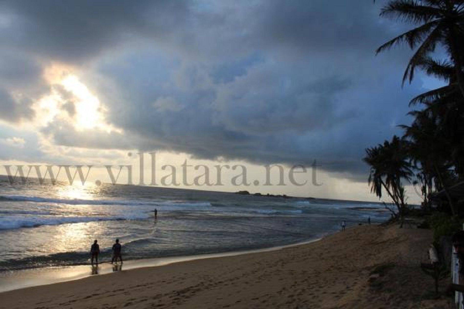Beach nearby, white sand, beach shuttle, beach towels