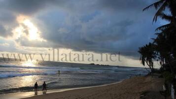 Beach nearby, white sand, beach shuttle, beach towels
