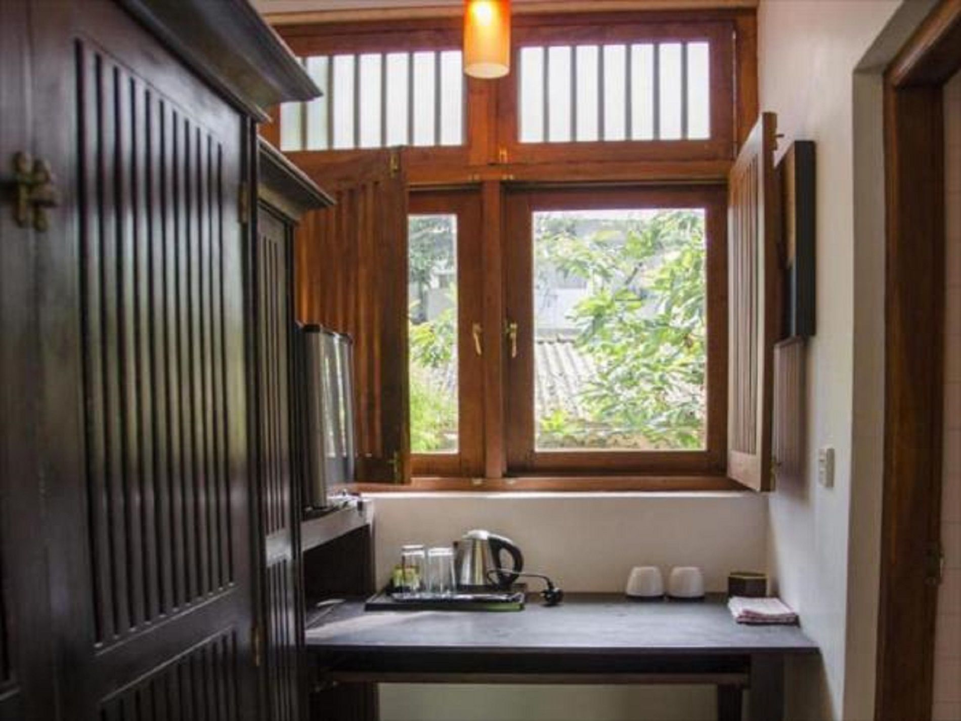 Habitación doble, vistas a la piscina | Cocina privada | Frigorífico y cafetera o tetera