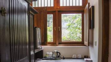Habitación doble, vistas a la piscina | Cocina privada | Frigorífico y cafetera o tetera