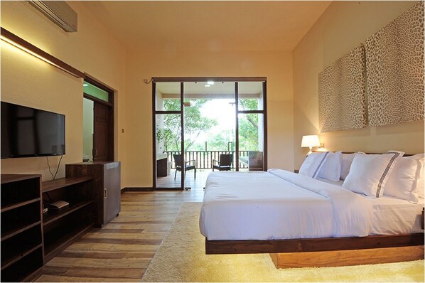 Premium bedding, in-room safe, desk, iron/ironing board