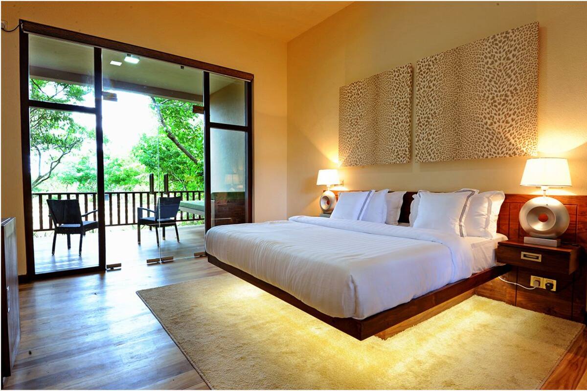 Premium bedding, in-room safe, desk, iron/ironing board