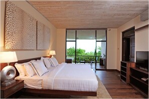 Grand Suite (Upstairs) | Premium bedding, in-room safe, desk, iron/ironing board