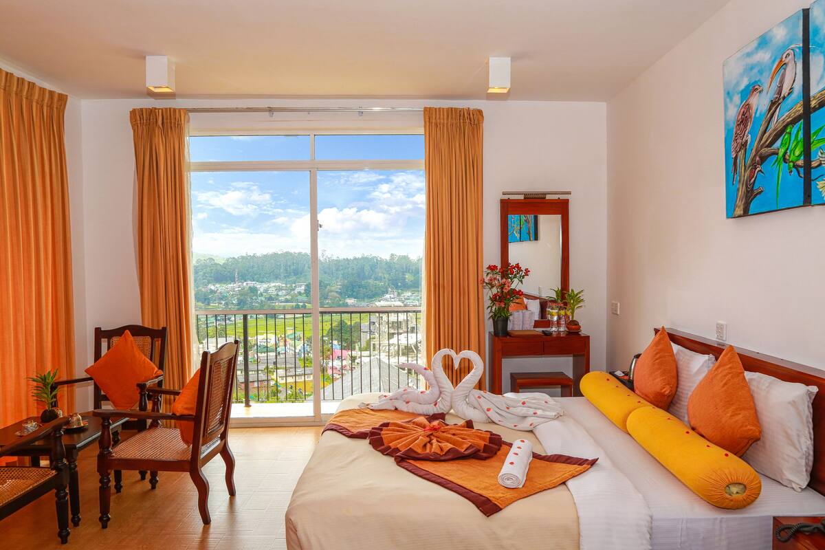 Phòng Deluxe | Bộ đồ giường cao cấp, minibar, két bảo mật tại phòng, bàn 