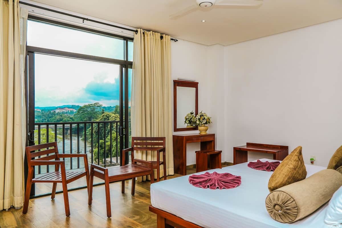 Deluxe Room | Minibar, in-room safe, desk, iron/ironing board (on request)