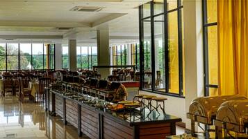 2 restaurants, lunch, dinner served; international cuisine