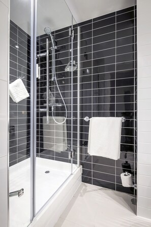 Shower, hair dryer, towels, soap - Holiday Inn Express Middlesbrough - Centre Square by IHG (Middlesbrough)