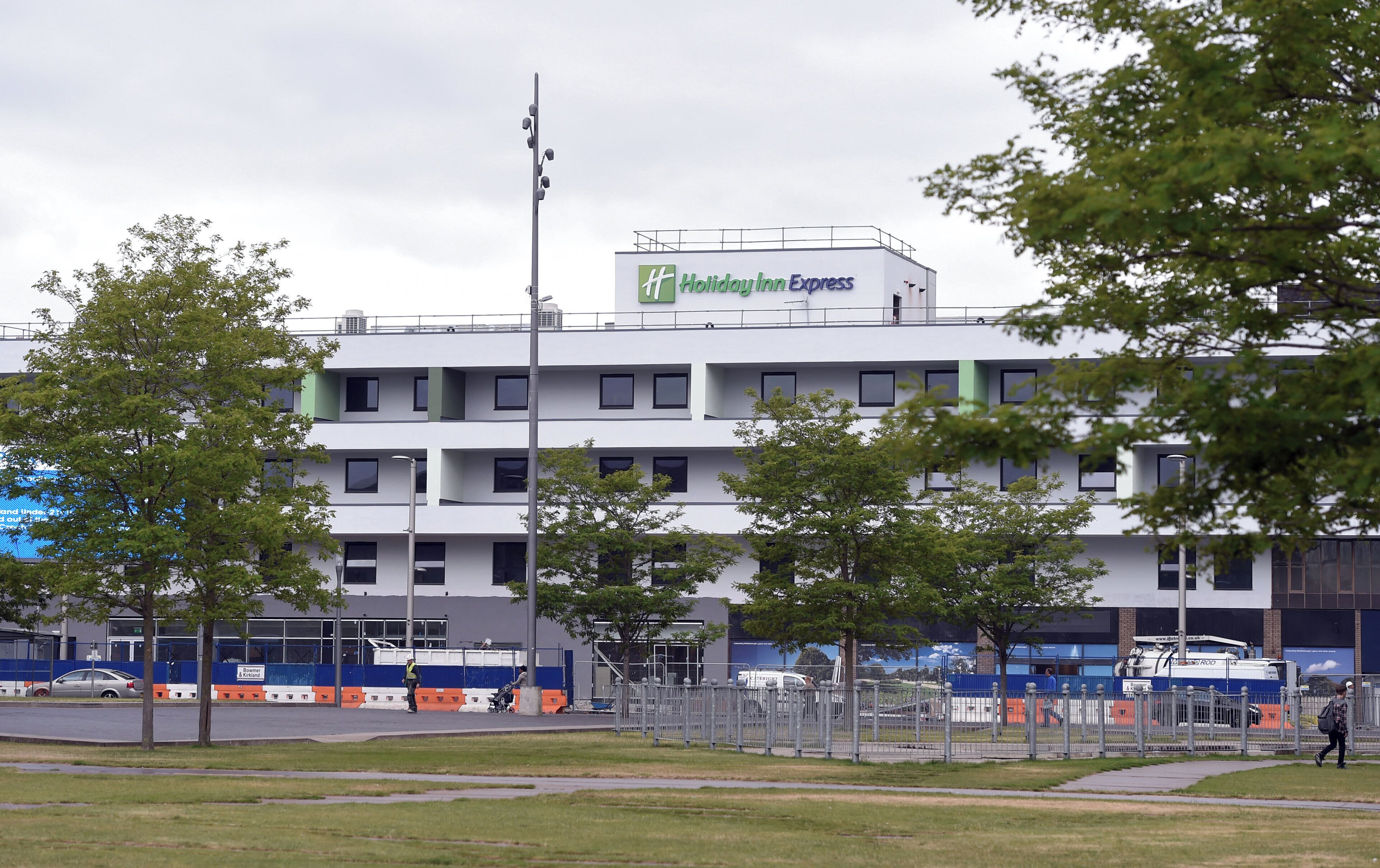 Een meerhoog gebouw met een bord voor Holiday Inn Express.