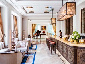 3 restaurants, breakfast, lunch, dinner served; international cuisine  - Hôtel des Arts Saigon - MGallery Collection (Ho Chi Minh City)