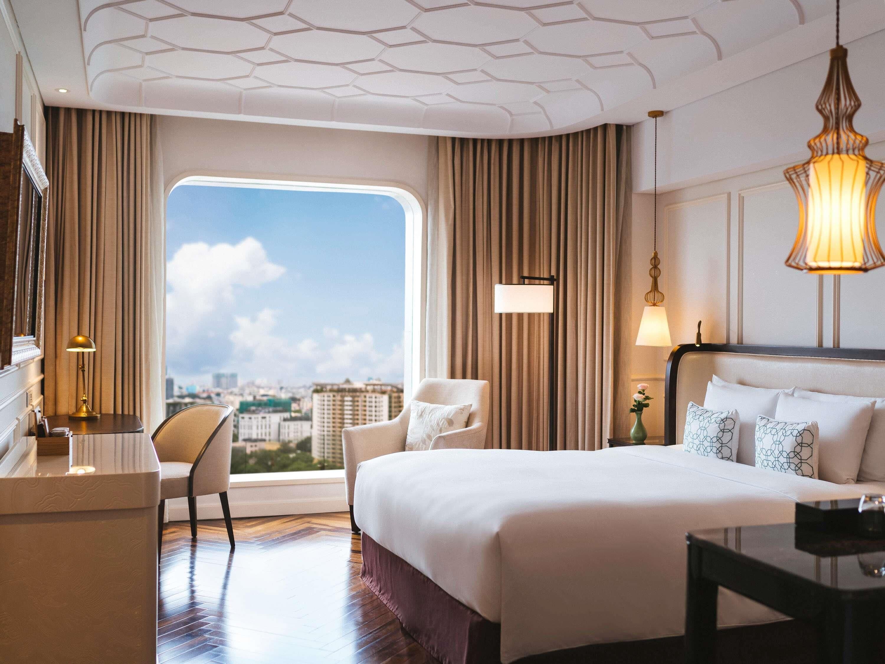 Habitación Deluxe, 1 cama King size, con acceso al salón lounge del club (Sky Executive) | Ropa de cama hipoalergénica y minibar 