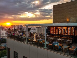 Rooftop bar, pool views, open daily - Hôtel des Arts Saigon - MGallery Collection (Ho Chi Minh City)