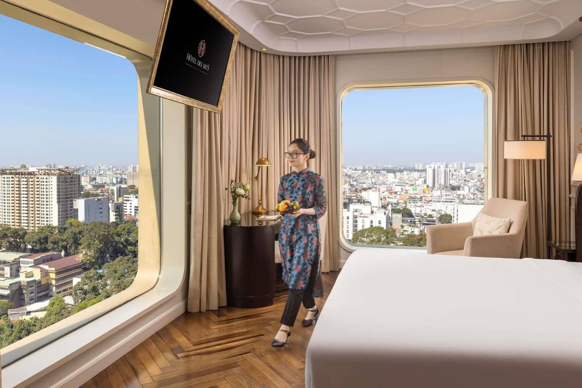 Deluxe Room, 1 King Bed, City View, Corner | Minibar, in-room safe, desk, laptop workspace