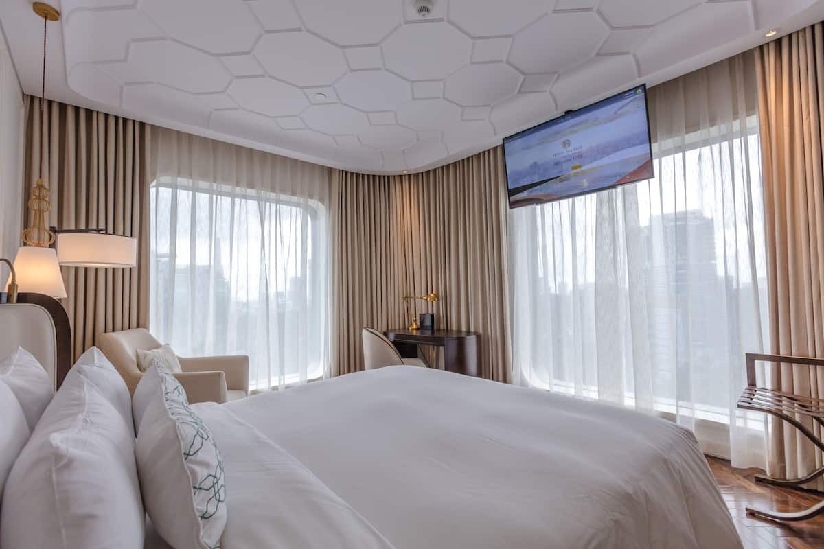 Deluxe Room, 1 King Bed, City View, Corner | City view
