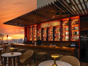 Rooftop bar, poolside views, open daily - Hôtel des Arts Saigon - MGallery Collection (Ho Chi Minh City)