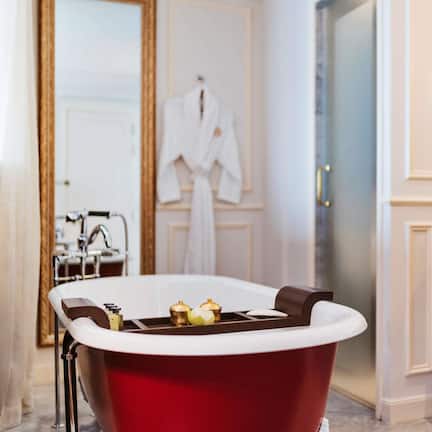 Hypo-allergenic bedding, minibar, in-room safe, desk