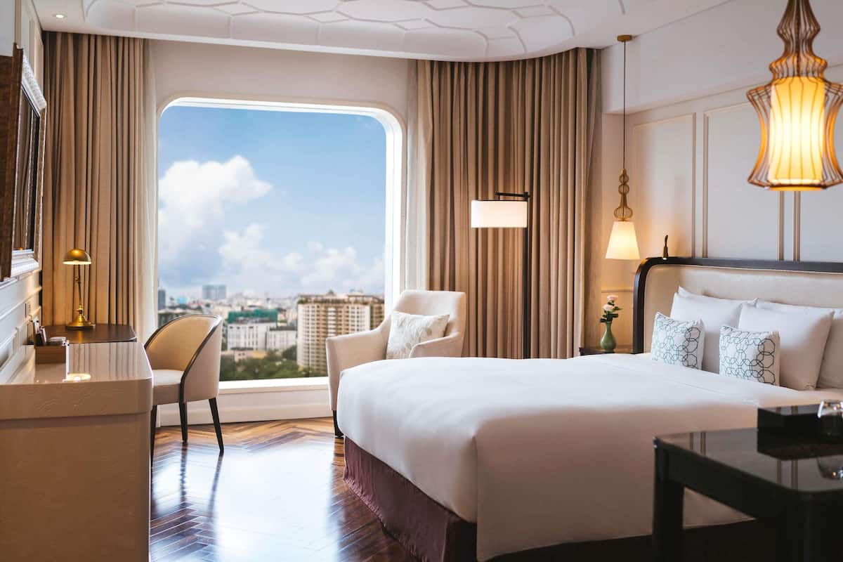 Deluxe-rum - 1 kingsize-säng - tillgång till Club Lounge (Sky Executive) | Minibar, värdeförvaringsskåp på rummet och skrivbord