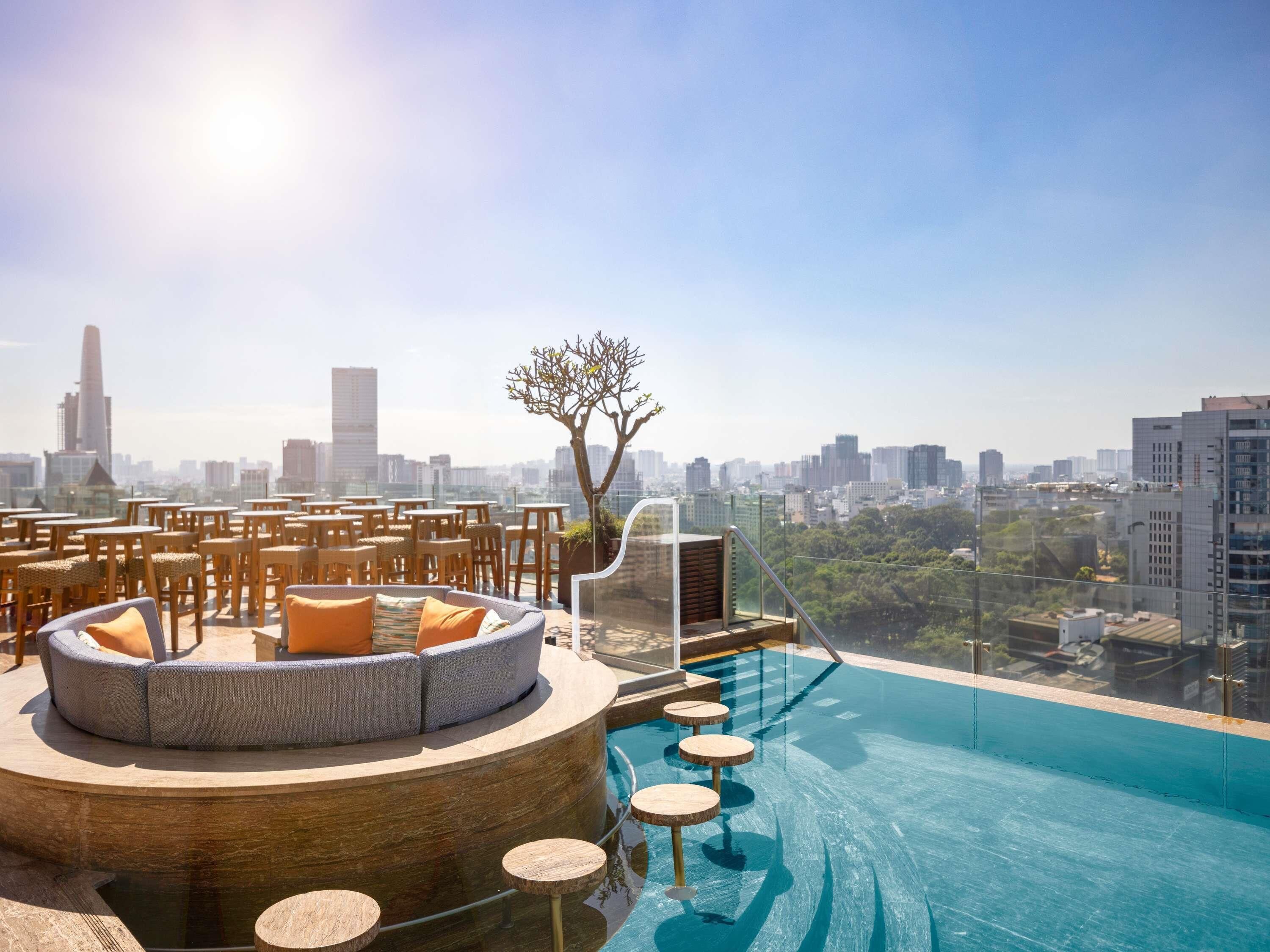 Una piscina al aire libre, sillones reclinables de piscina