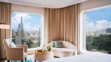 Executive Studio, 1 King Bed, Club Lounge Access | Hypo-allergenic bedding, minibar, in-room safe, desk