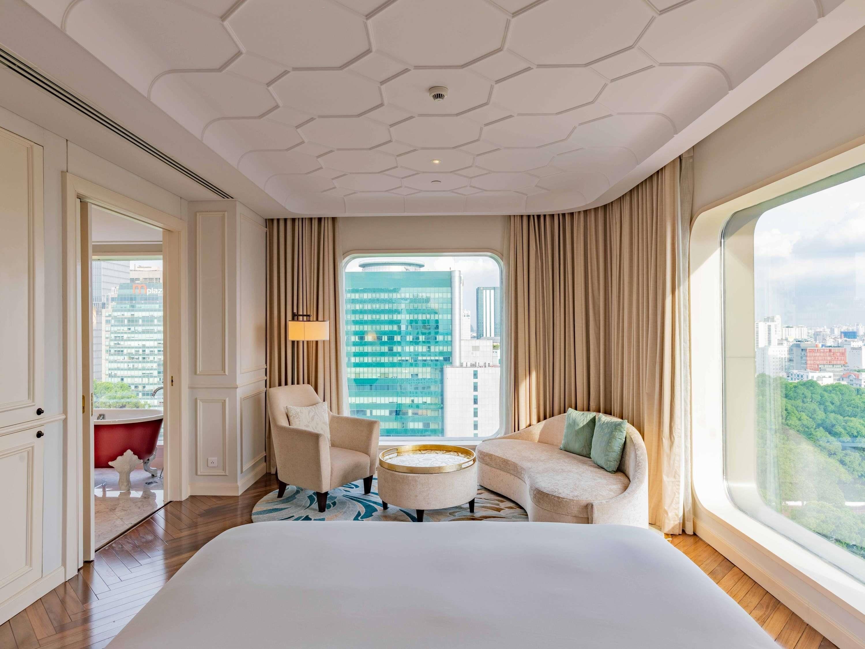 Executive Studio, 1 King Bed, Club Lounge Access | Minibar, in-room safe, desk, laptop workspace