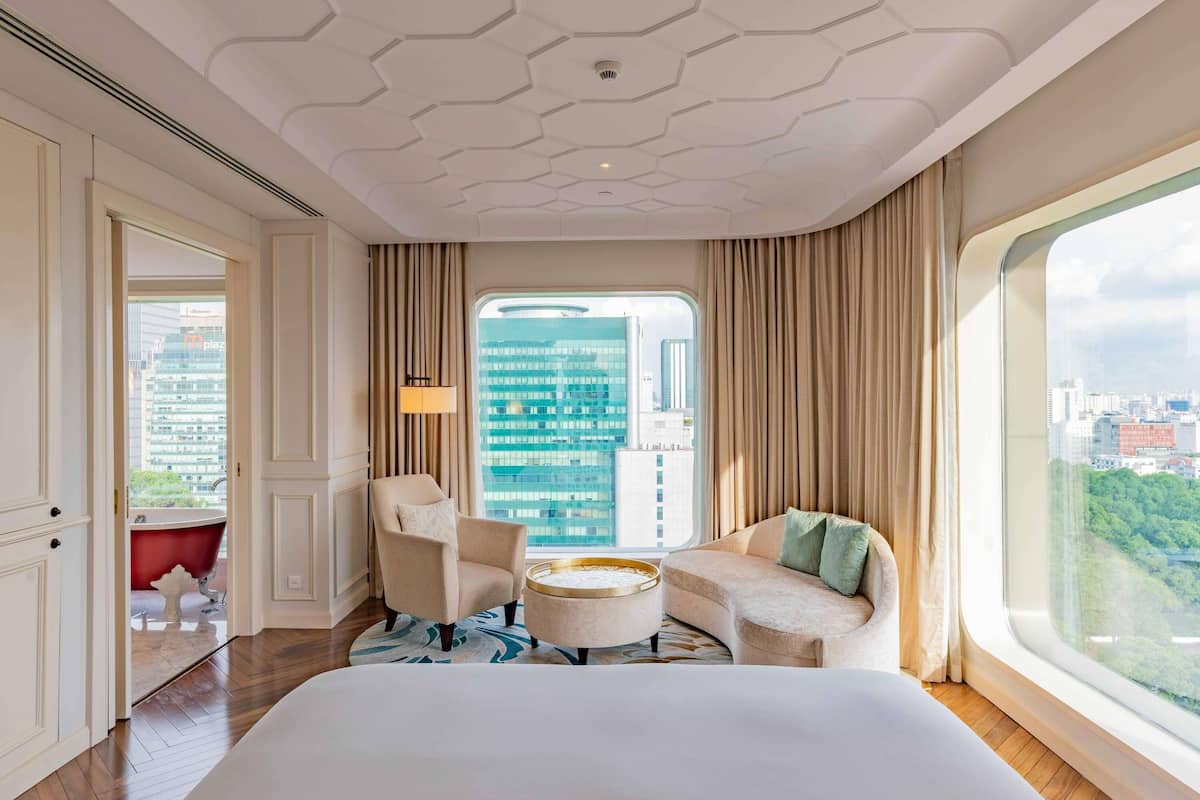Executive Studio, 1 King Bed, Club Lounge Access | Minibar, in-room safe, desk, laptop workspace