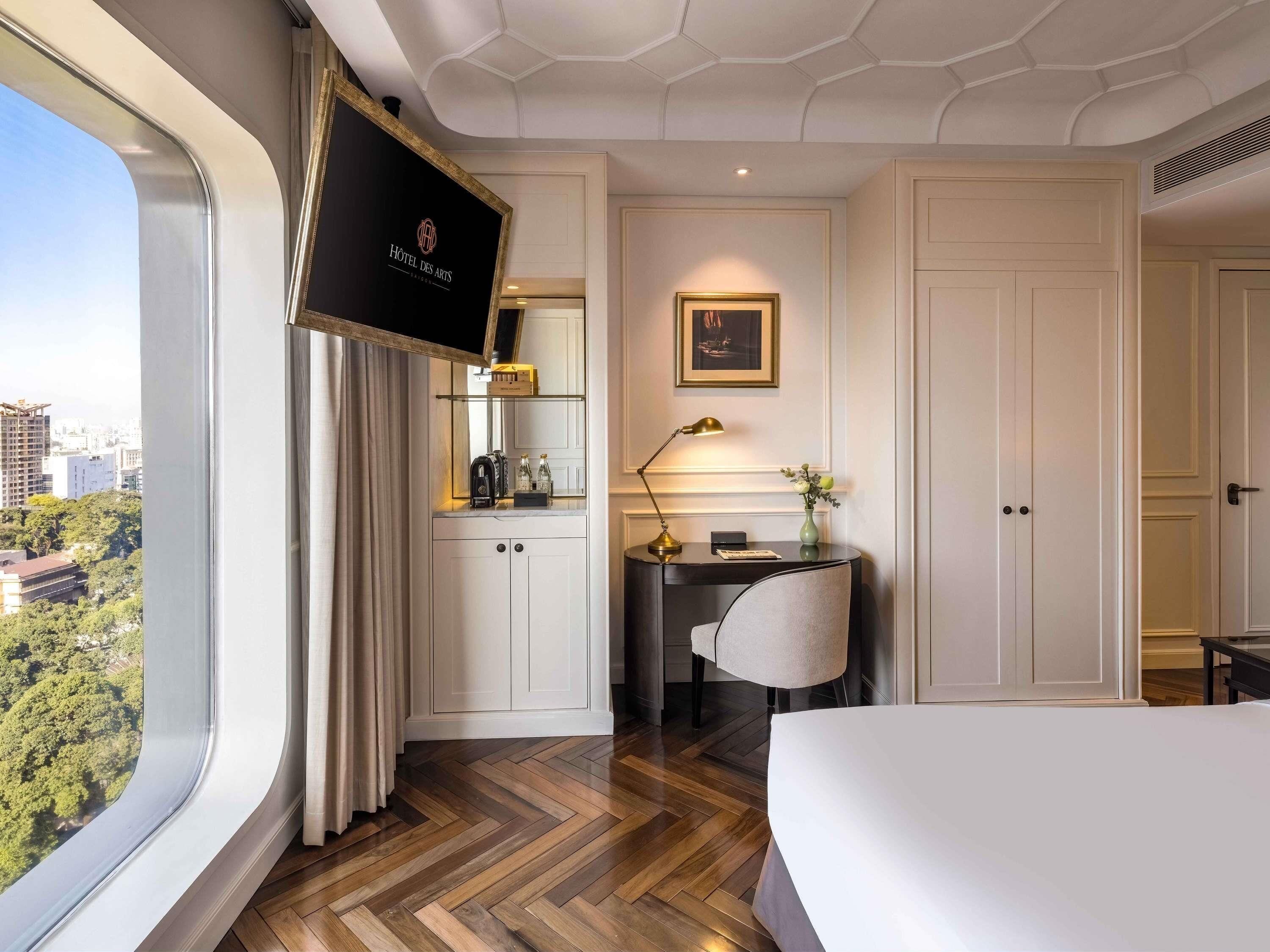 Minibar, in-room safe, desk, laptop workspace