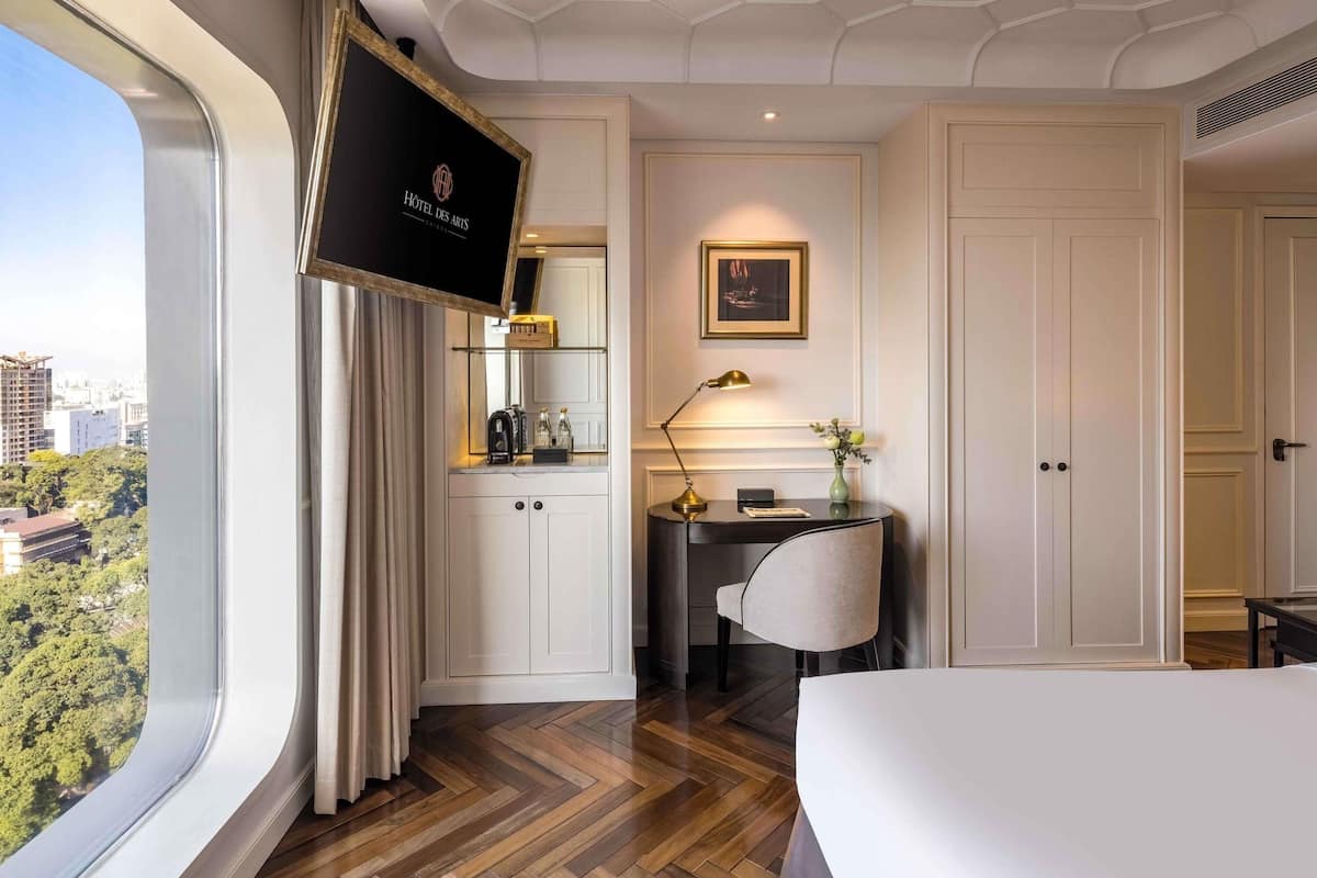 Hypo-allergenic bedding, minibar, in-room safe, desk